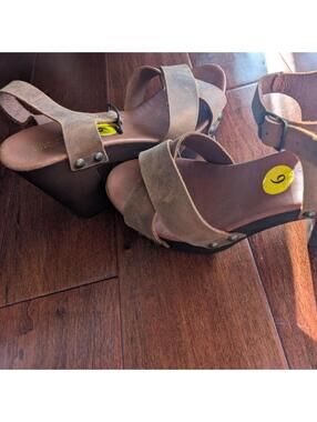 Mila Paoli Women's Brown and Tan Sandal